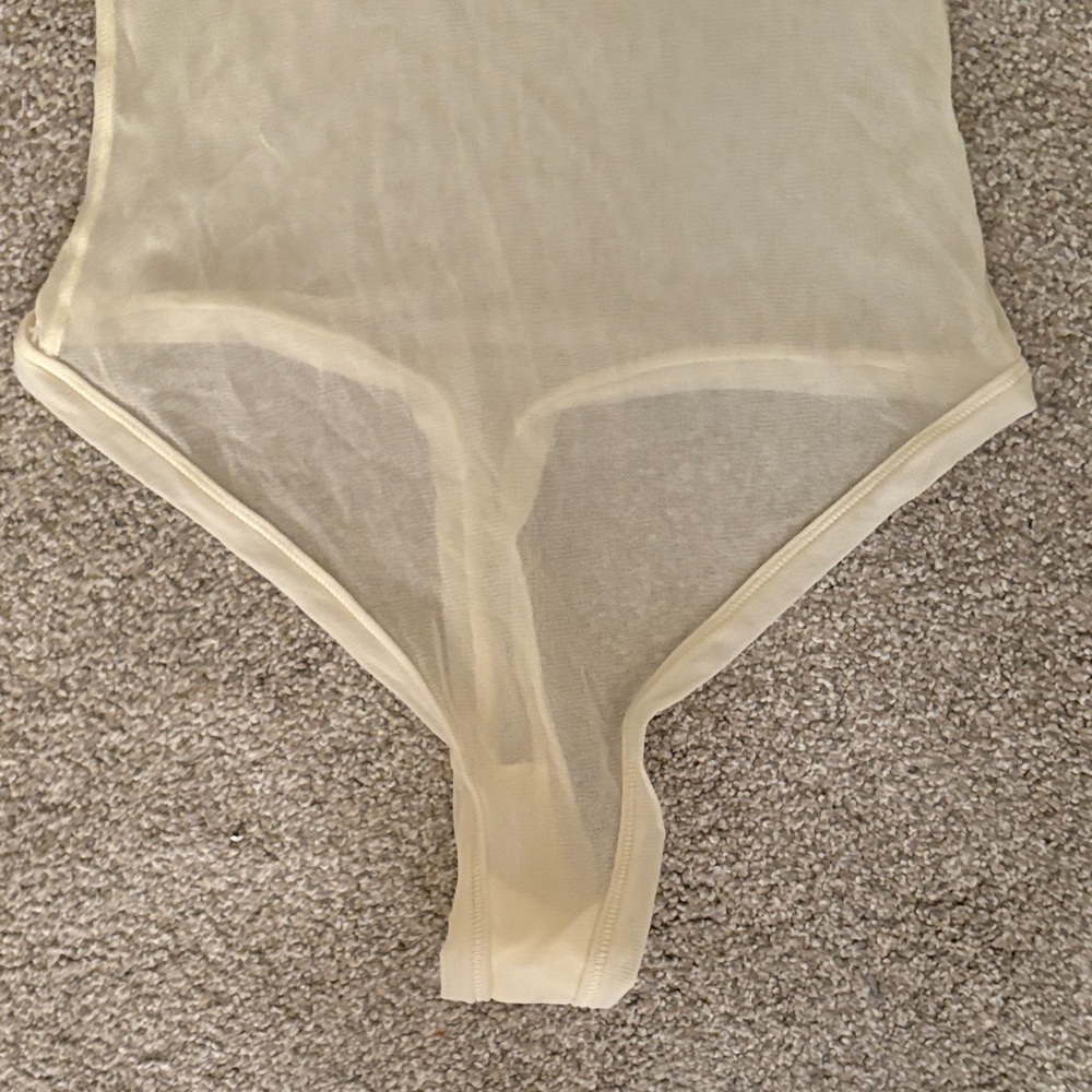 Sexy SKIMS Cream Bodysuit - Picture 4 of 5